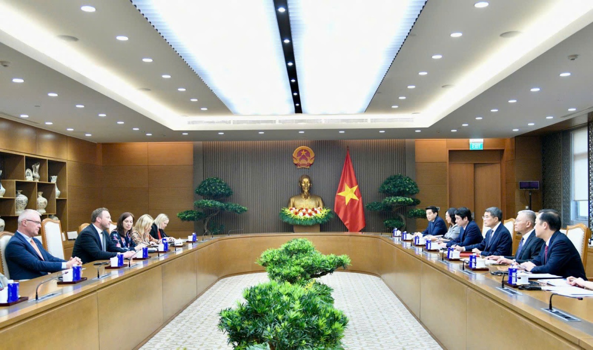 นายกรัฐมนตรี เลมิงฮึงห์ ให้การต้อนรับรัฐมนตรีต่างประเทศเอสโตเนีย มาร์กุส ซัห์กนา